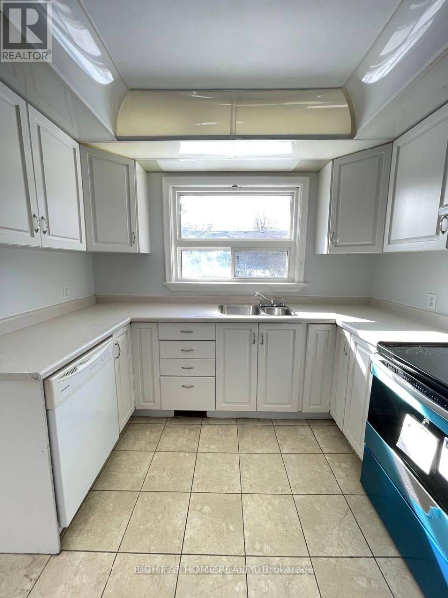 262 Scott Avenue, Newmarket, Ontario  L3Y 4R5 - Photo 3 - N12554558