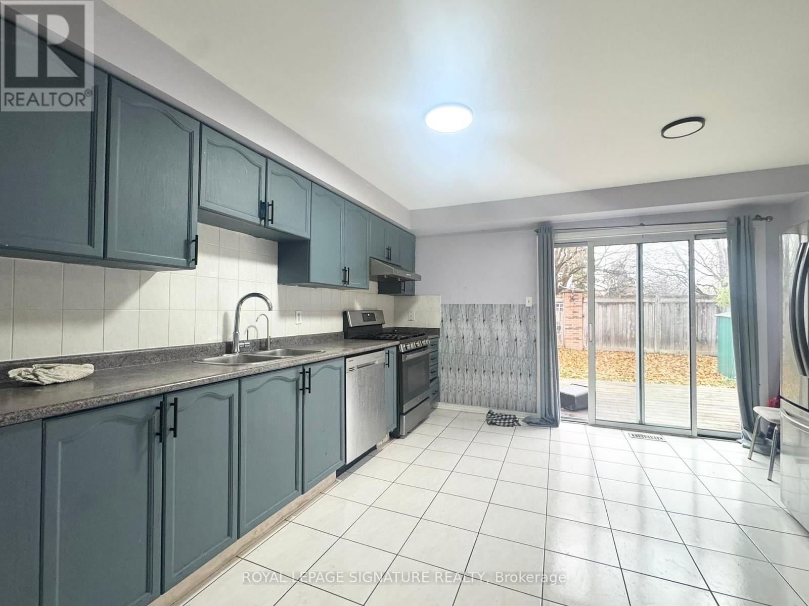 Upper - 13 Southwell Place, Brampton, Ontario  L6Z 4S8 - Photo 4 - W12500660