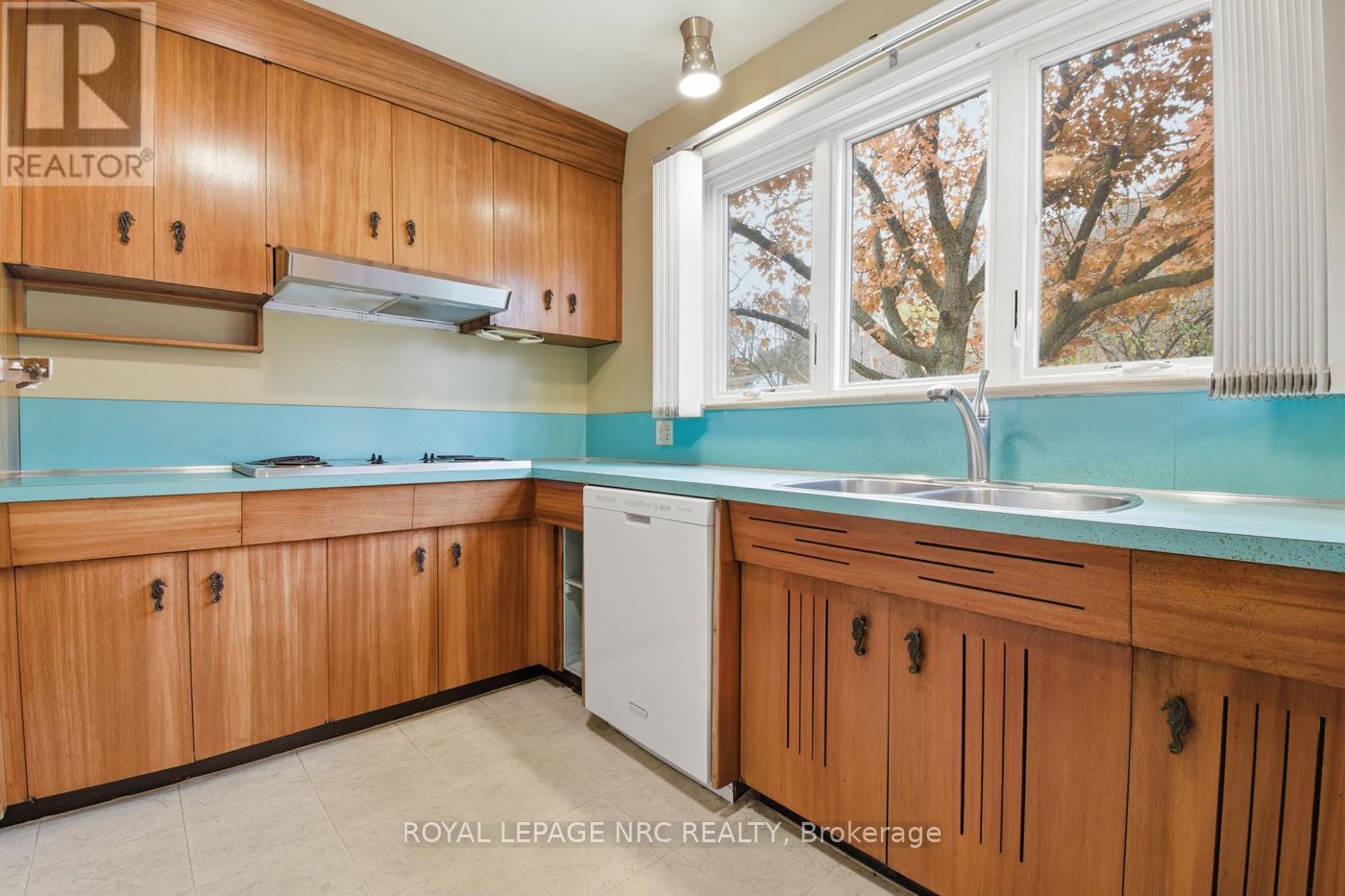 202 Woodside Drive, St. Catharines, Ontario L2T 1X6 - Photo 12 - X12554696