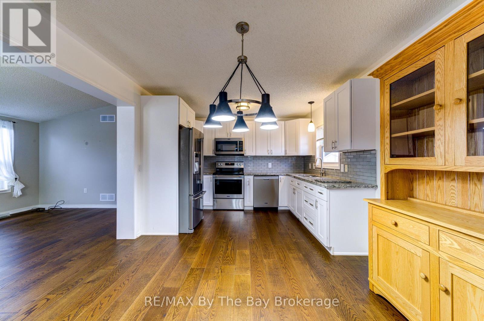 45 Indiana Avenue, Wasaga Beach, Ontario  L9Z 3A8 - Photo 6 - S12554862