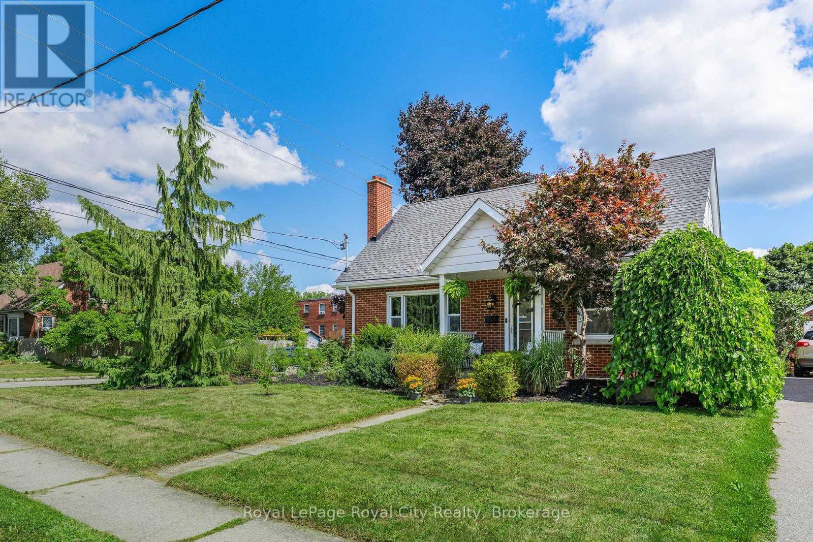 15 Dudhope Avenue, Cambridge, Ontario  N1R 4T2 - Photo 2 - X12554868