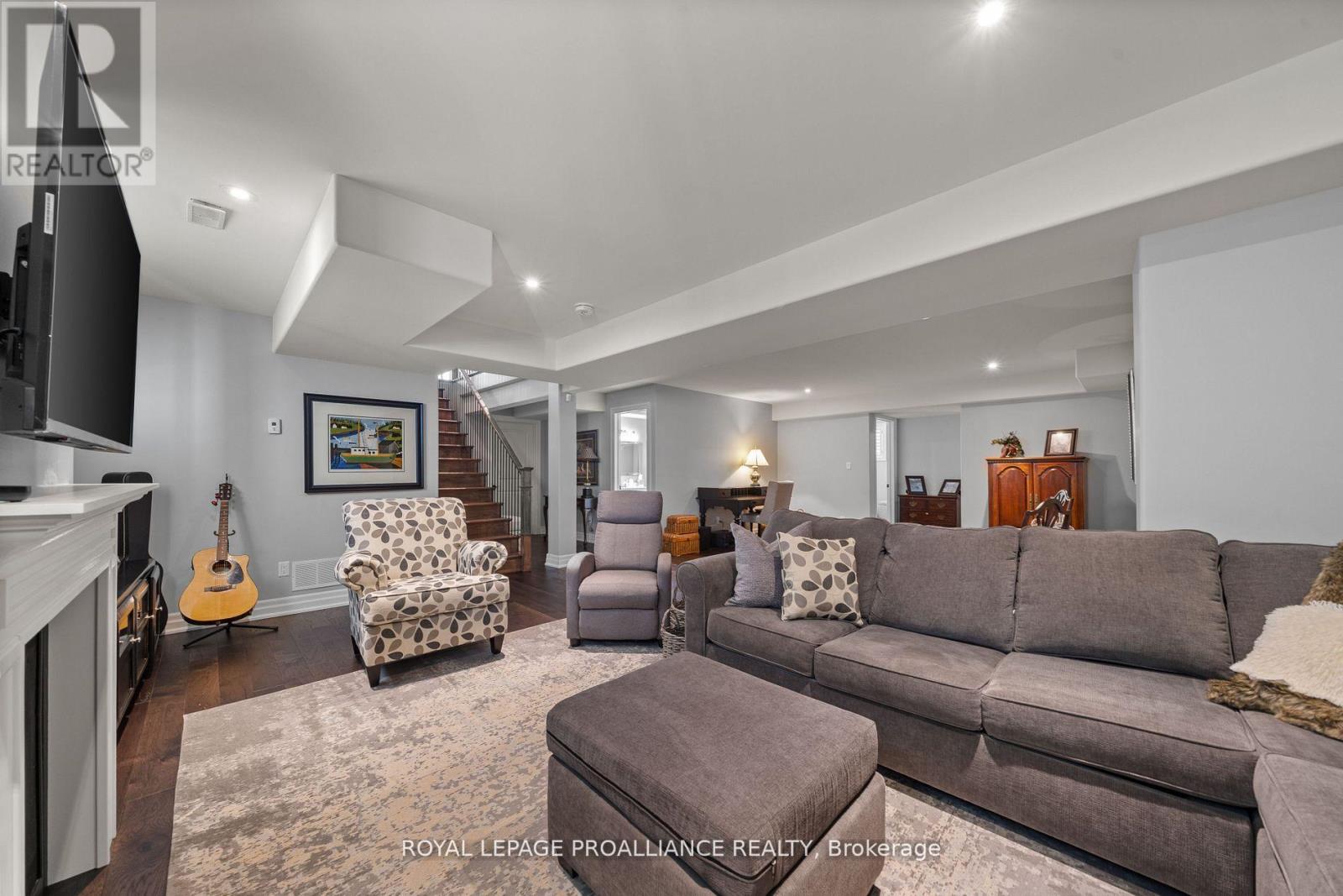 27 Autumn Grove, Quinte West, Ontario K8V 0G9 - Photo 32 - X12554708