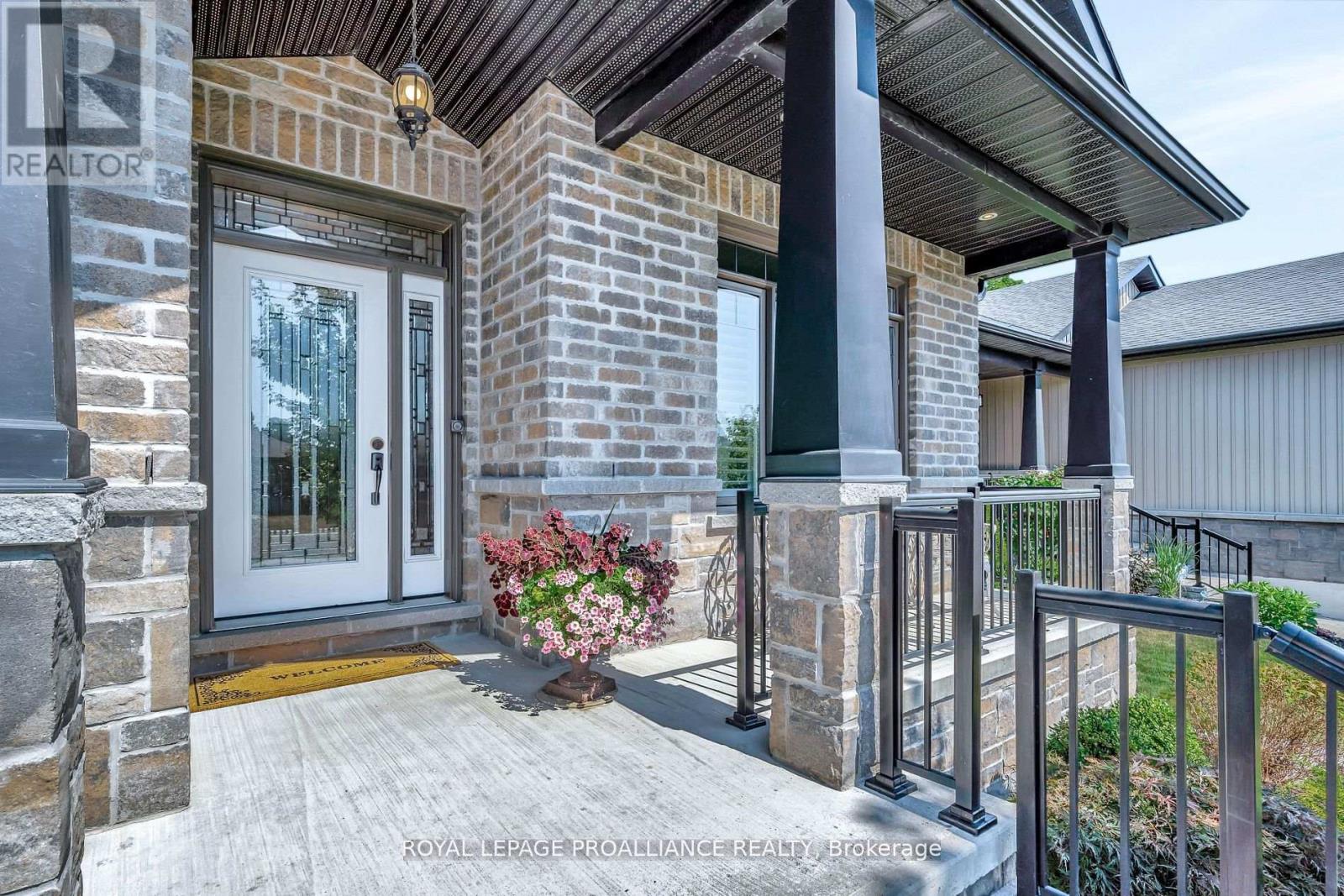 27 Autumn Grove, Quinte West, Ontario K8V 0G9 - Photo 4 - X12554708