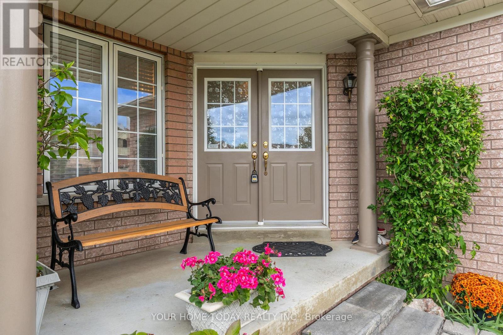 114 Russell Street, Halton Hills, Ontario  L7G 5Z1 - Photo 4 - W12554528