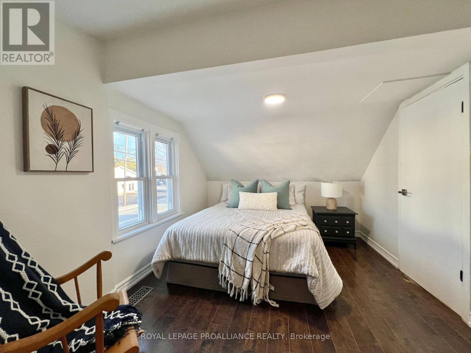 248 Dufferin Avenue, Quinte West, Ontario  K8V 5E9 - Photo 12 - X12554986