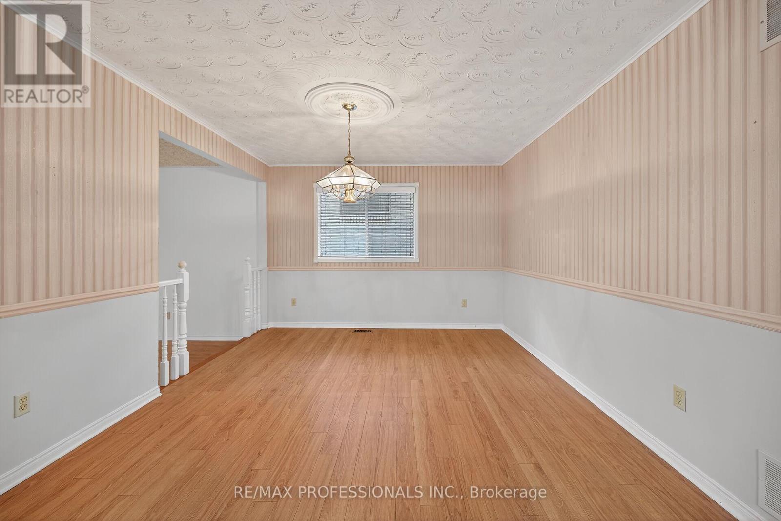 1262 Nathaniel Crescent, Burlington, Ontario  L7S 2B1 - Photo 13 - W12554608