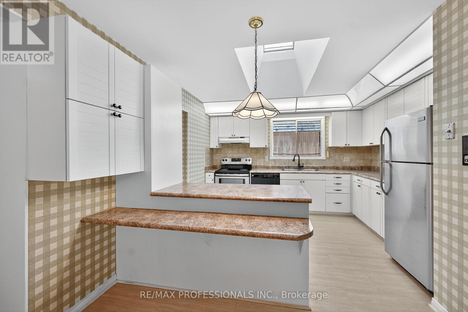 1262 Nathaniel Crescent, Burlington, Ontario  L7S 2B1 - Photo 16 - W12554608