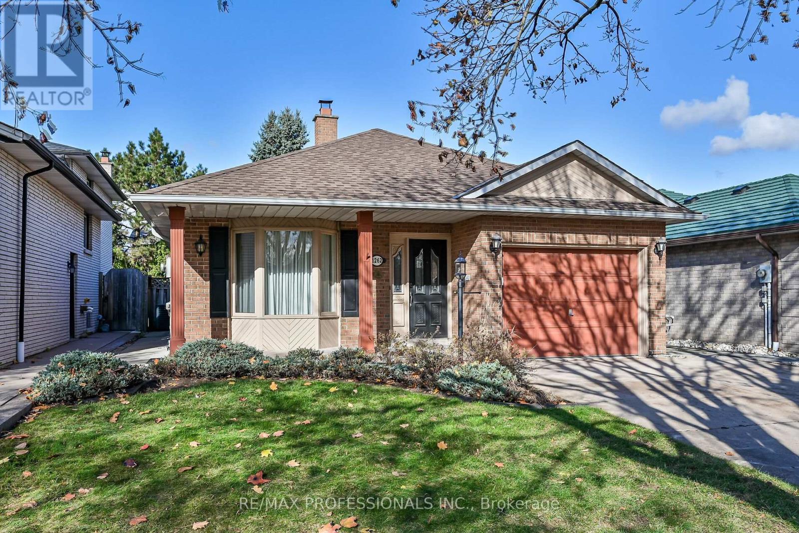 1262 Nathaniel Crescent, Burlington, Ontario  L7S 2B1 - Photo 2 - W12554608