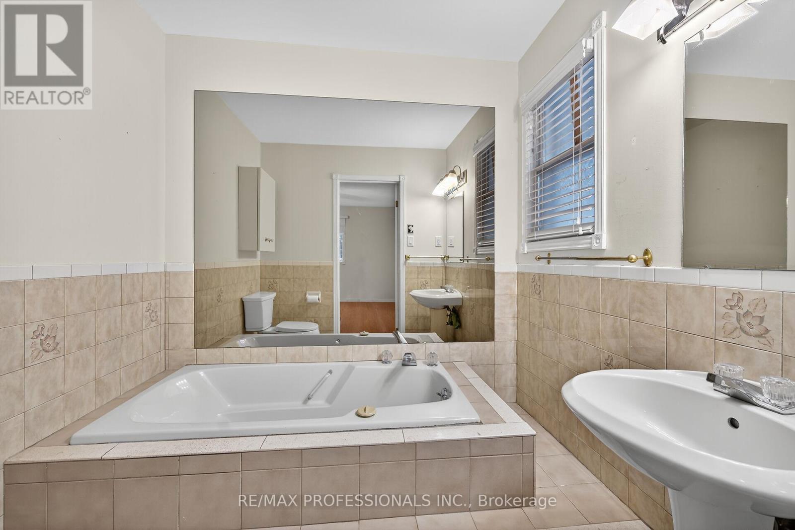 1262 Nathaniel Crescent, Burlington, Ontario  L7S 2B1 - Photo 24 - W12554608