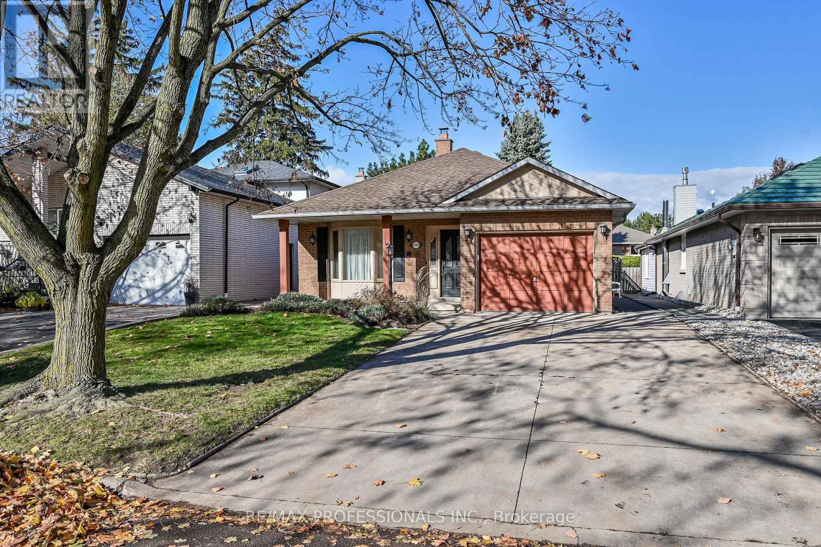 1262 Nathaniel Crescent, Burlington, Ontario  L7S 2B1 - Photo 3 - W12554608