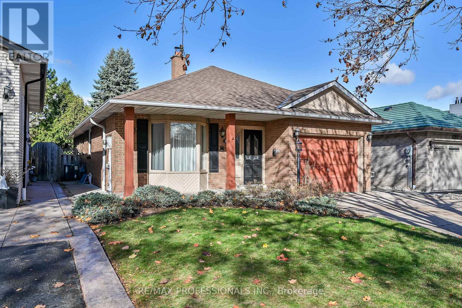 1262 Nathaniel Crescent, Burlington, Ontario  L7S 2B1 - Photo 4 - W12554608