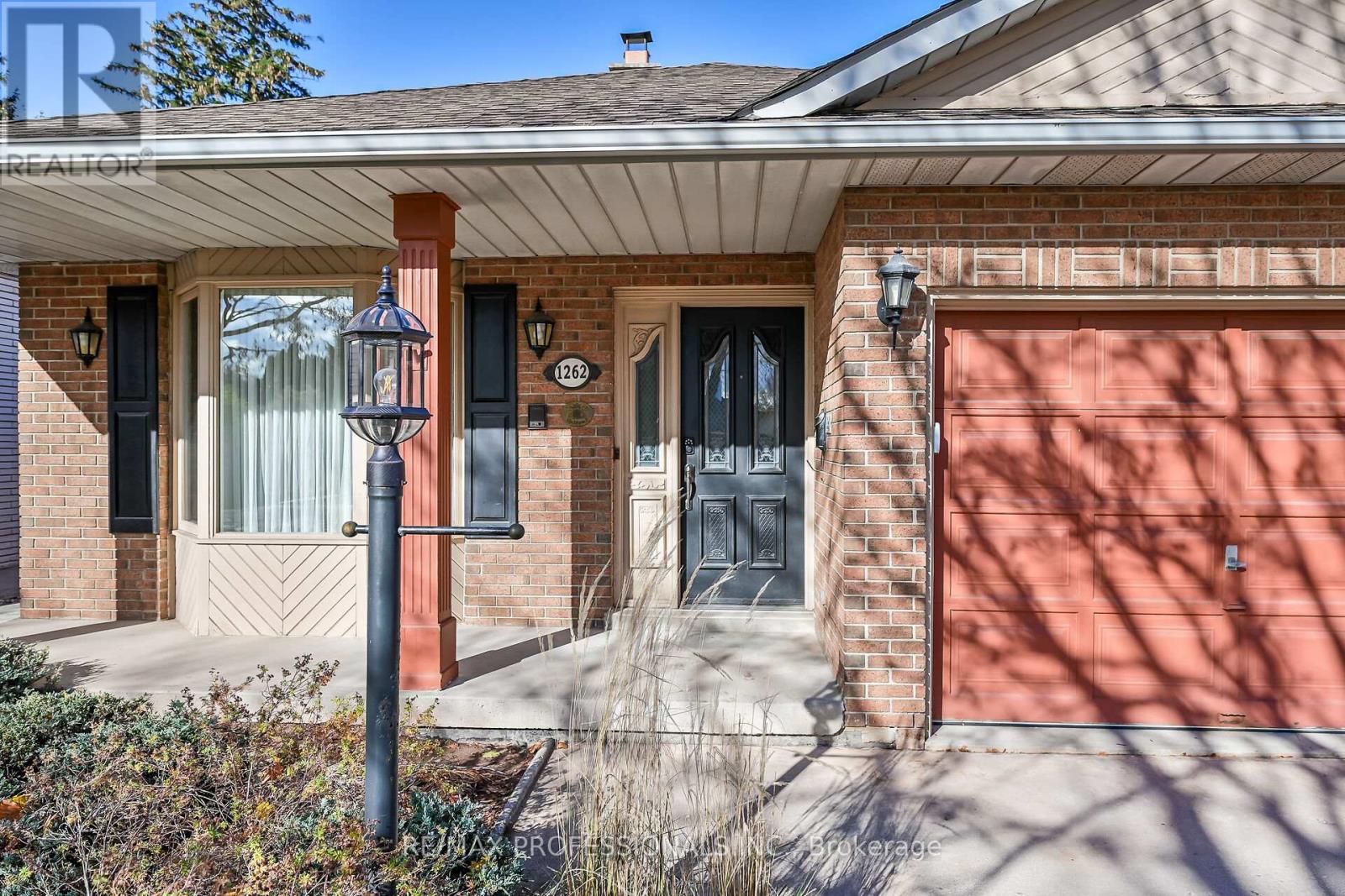 1262 Nathaniel Crescent, Burlington, Ontario  L7S 2B1 - Photo 5 - W12554608