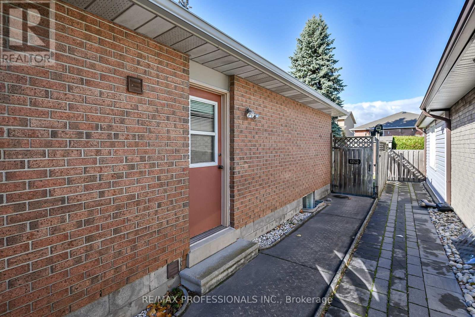 1262 Nathaniel Crescent, Burlington, Ontario  L7S 2B1 - Photo 6 - W12554608