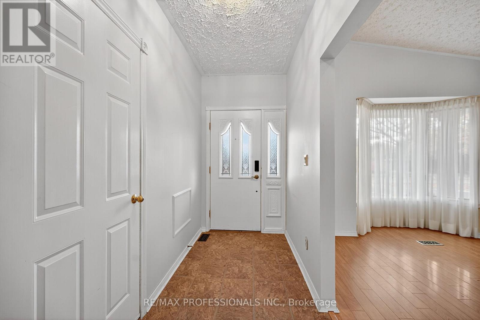 1262 Nathaniel Crescent, Burlington, Ontario  L7S 2B1 - Photo 7 - W12554608