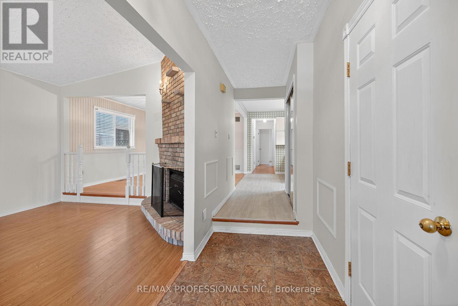 1262 Nathaniel Crescent, Burlington, Ontario  L7S 2B1 - Photo 8 - W12554608