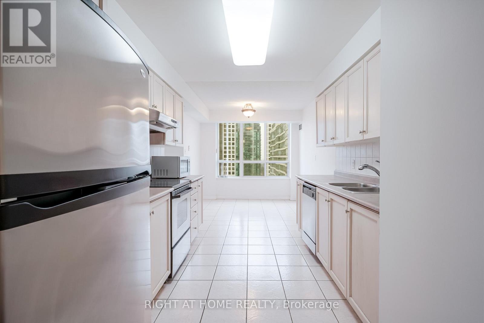 2205 - 156 Enfield Place, Mississauga, Ontario  L5B 4L8 - Photo 11 - W12554620