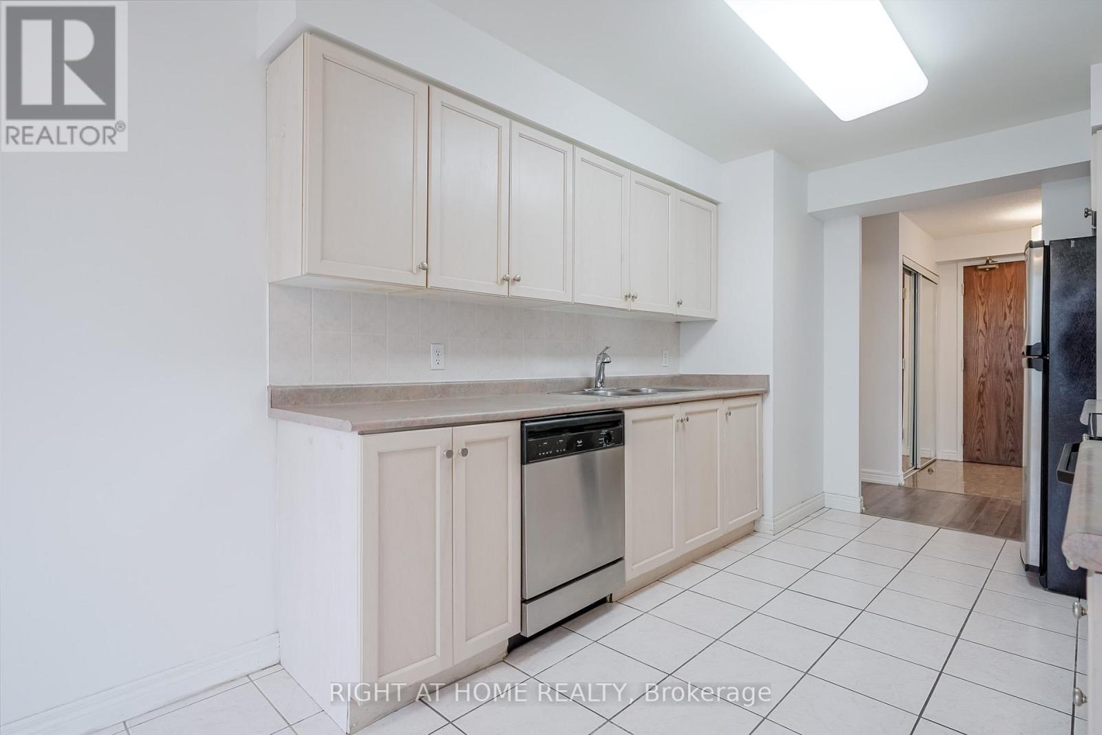 2205 - 156 Enfield Place, Mississauga, Ontario  L5B 4L8 - Photo 12 - W12554620