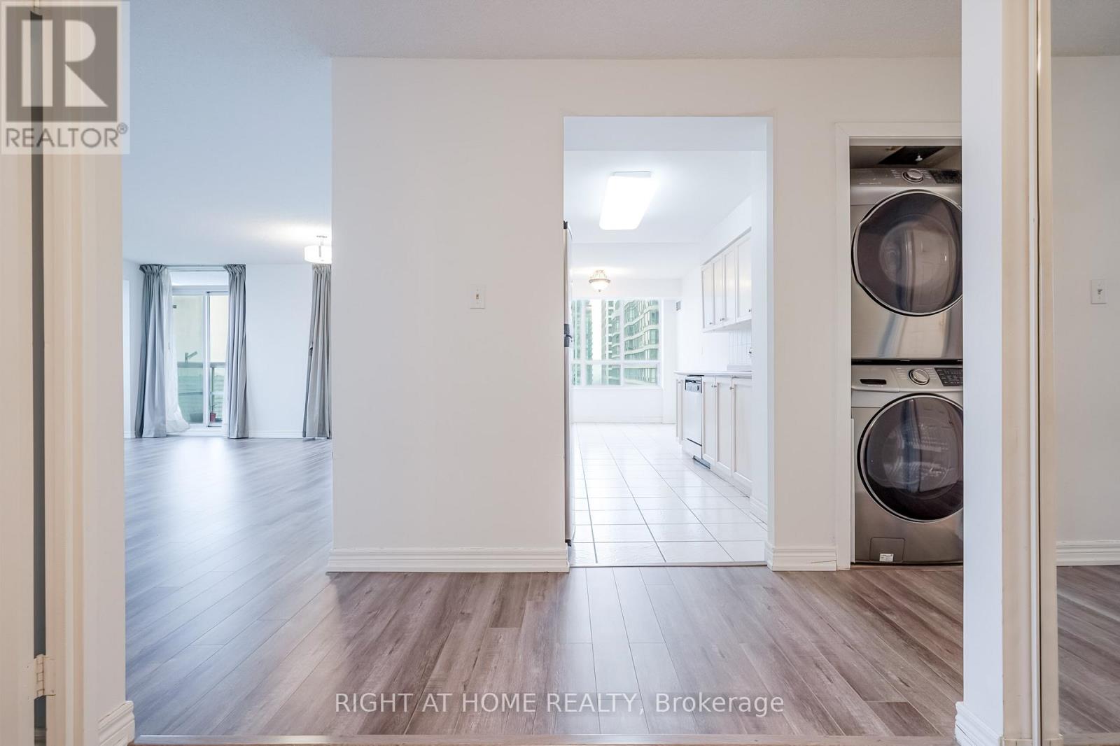 2205 - 156 Enfield Place, Mississauga, Ontario  L5B 4L8 - Photo 4 - W12554620