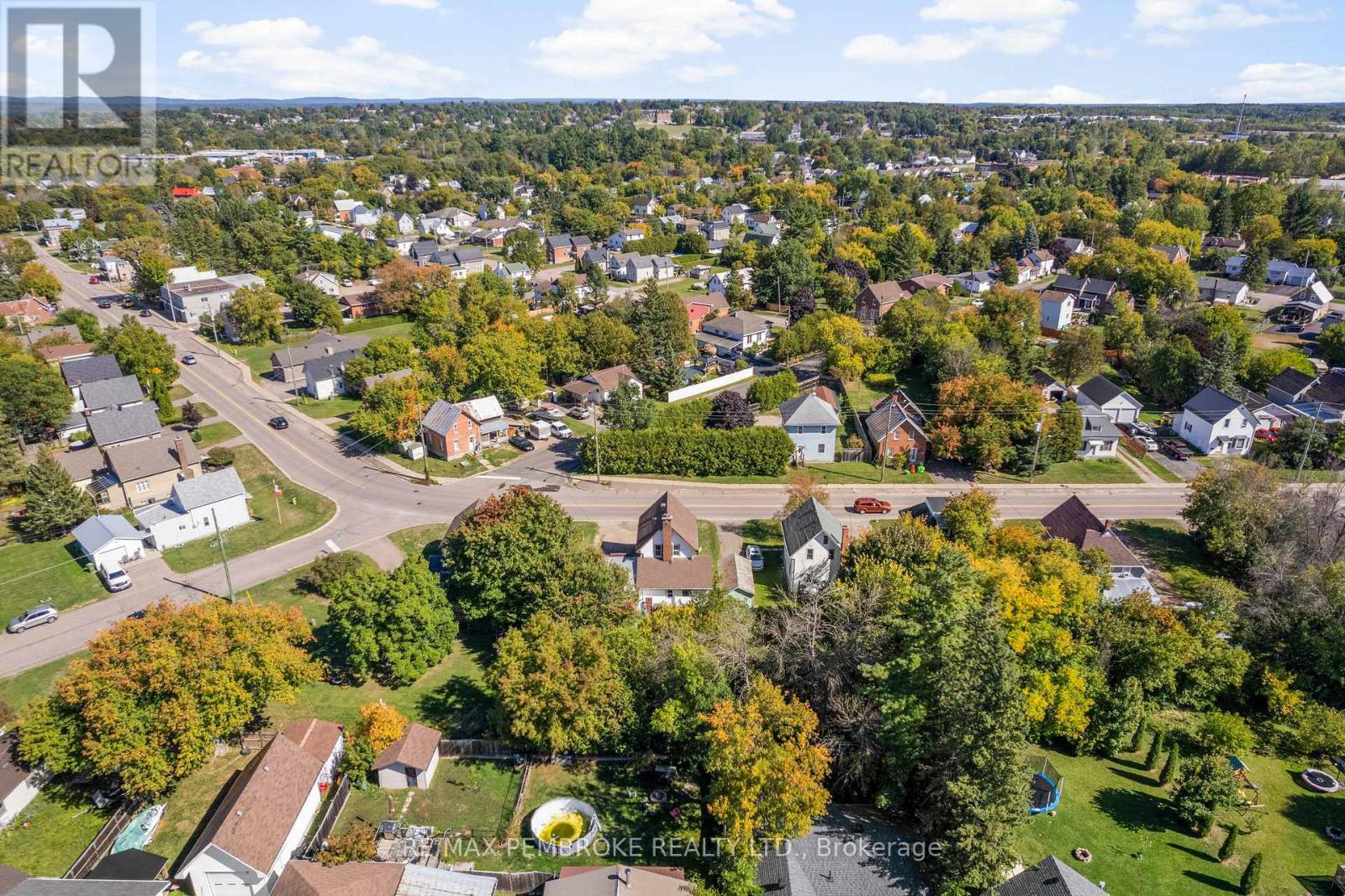 570 Eganville Road, Pembroke, Ontario K8A 4E9 - Photo 10 - X12409847