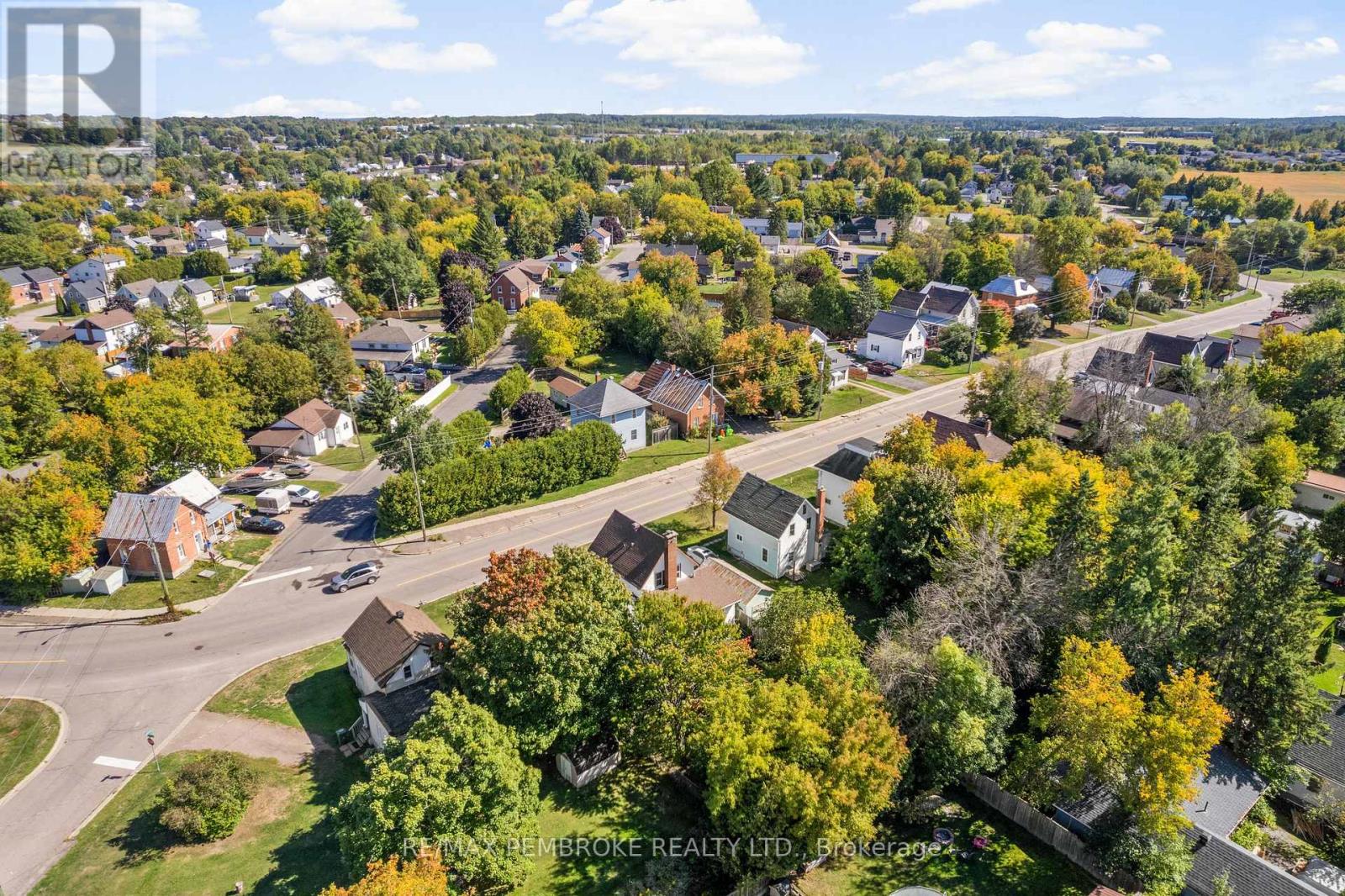 570 Eganville Road, Pembroke, Ontario K8A 4E9 - Photo 11 - X12409847