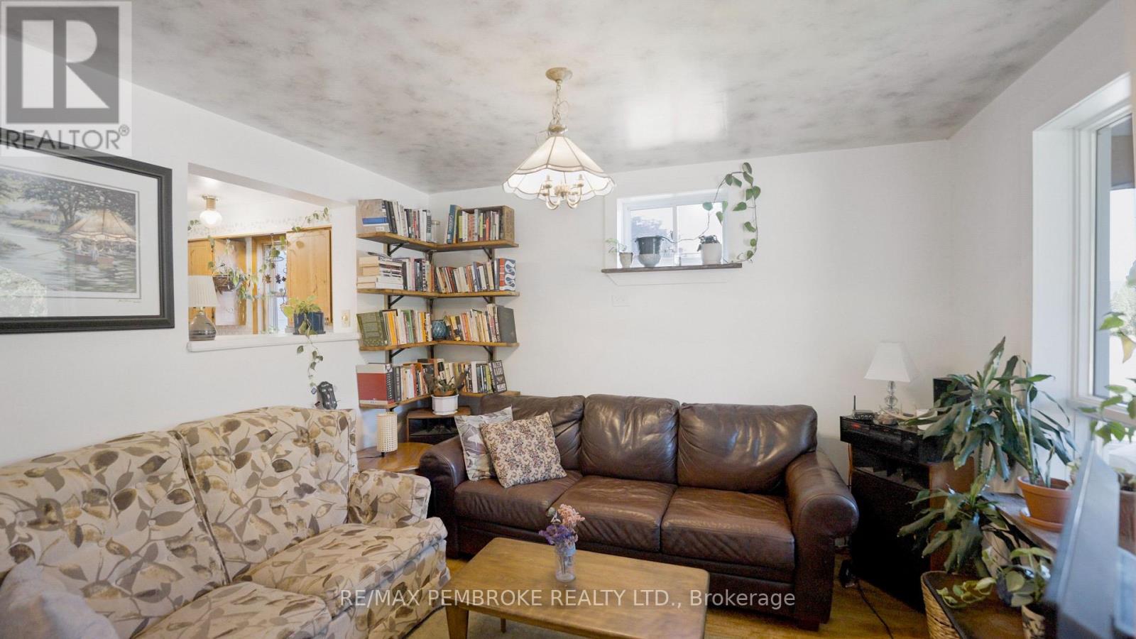 570 Eganville Road, Pembroke, Ontario K8A 4E9 - Photo 14 - X12409847