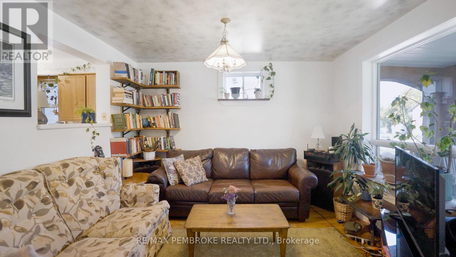 570 Eganville Road, Pembroke, Ontario K8A 4E9 - Photo 15 - X12409847