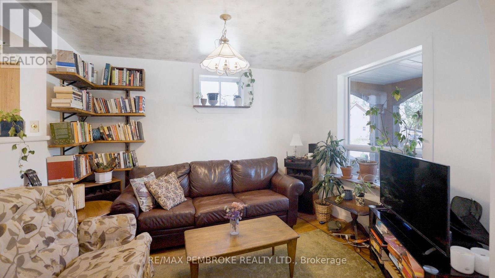 570 Eganville Road, Pembroke, Ontario K8A 4E9 - Photo 16 - X12409847