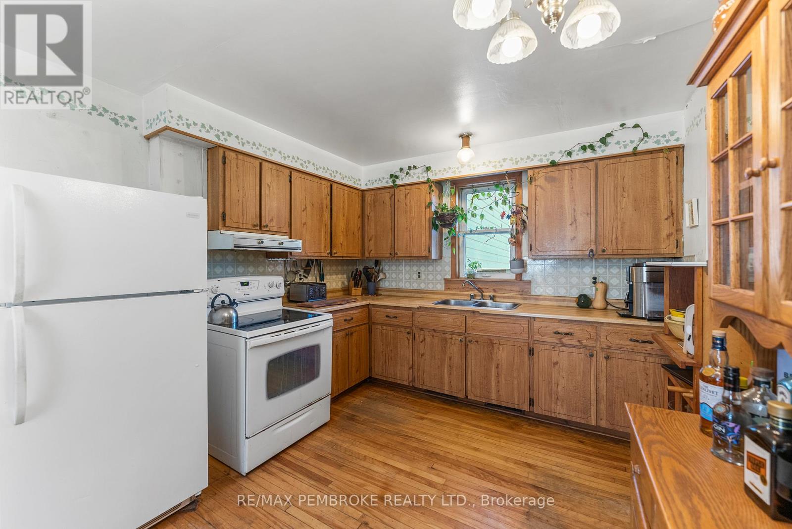 570 Eganville Road, Pembroke, Ontario K8A 4E9 - Photo 17 - X12409847