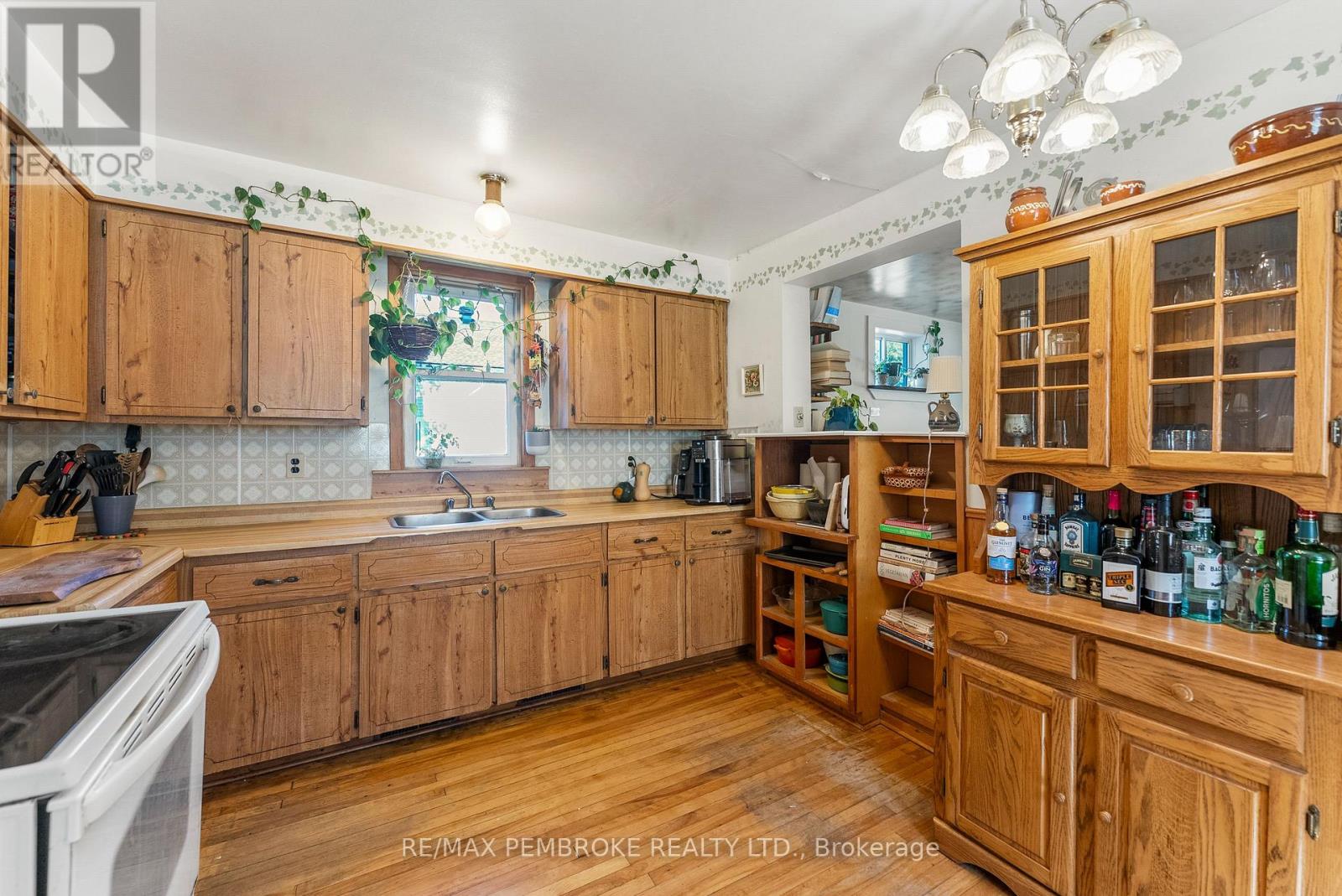 570 Eganville Road, Pembroke, Ontario K8A 4E9 - Photo 19 - X12409847