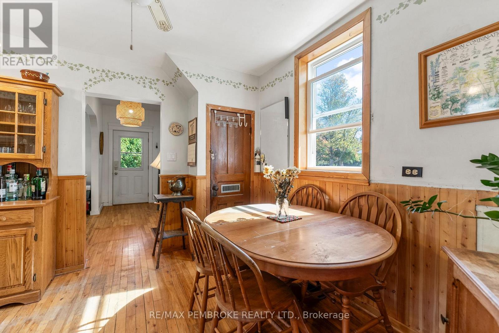 570 Eganville Road, Pembroke, Ontario K8A 4E9 - Photo 21 - X12409847