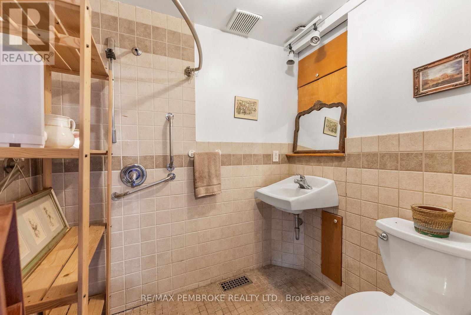 570 Eganville Road, Pembroke, Ontario K8A 4E9 - Photo 22 - X12409847