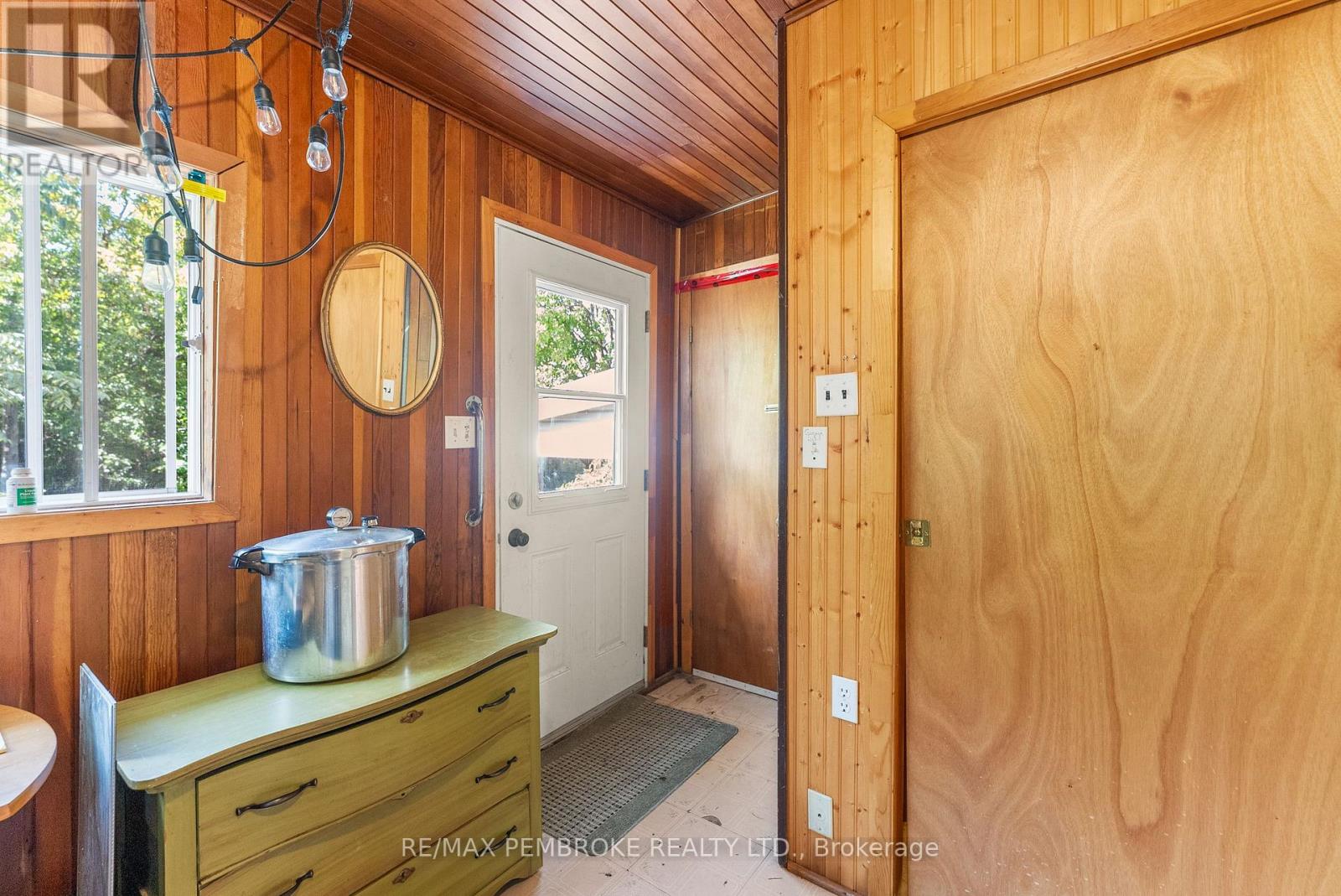 570 Eganville Road, Pembroke, Ontario K8A 4E9 - Photo 25 - X12409847