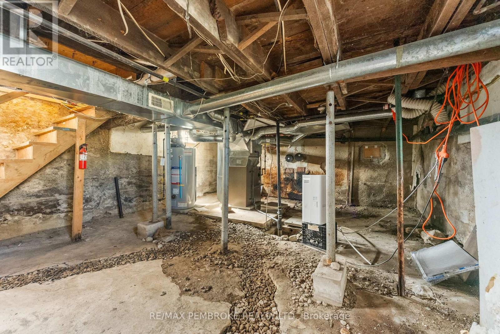 570 Eganville Road, Pembroke, Ontario K8A 4E9 - Photo 31 - X12409847