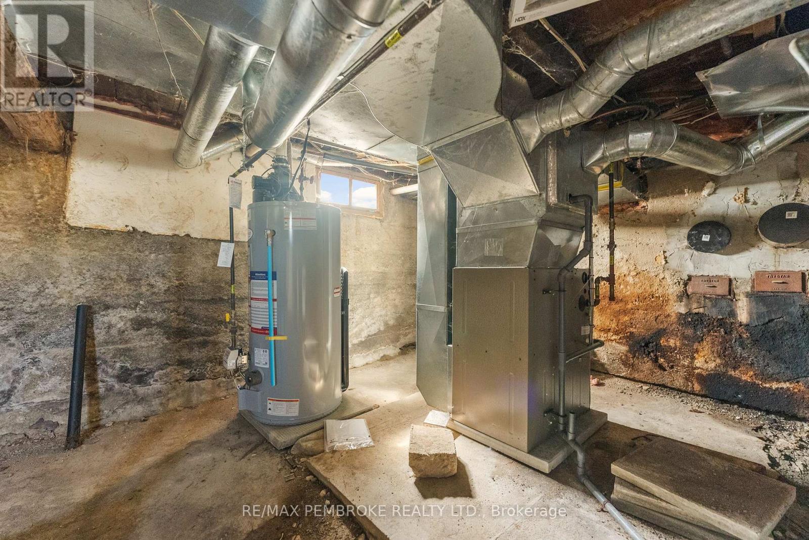 570 Eganville Road, Pembroke, Ontario K8A 4E9 - Photo 32 - X12409847