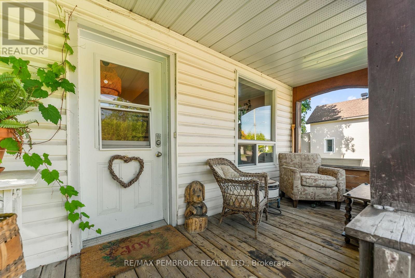 570 Eganville Road, Pembroke, Ontario K8A 4E9 - Photo 4 - X12409847