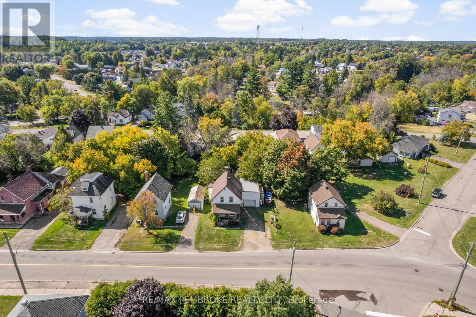 570 Eganville Road, Pembroke, Ontario K8A 4E9 - Photo 5 - X12409847