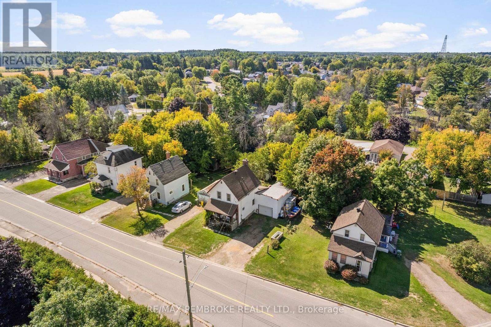 570 Eganville Road, Pembroke, Ontario K8A 4E9 - Photo 6 - X12409847