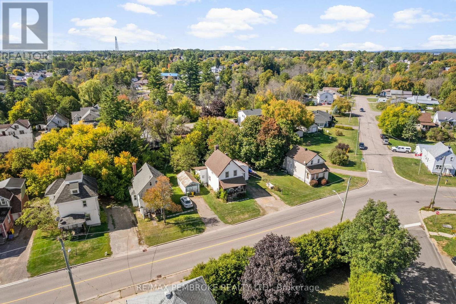 570 Eganville Road, Pembroke, Ontario K8A 4E9 - Photo 7 - X12409847