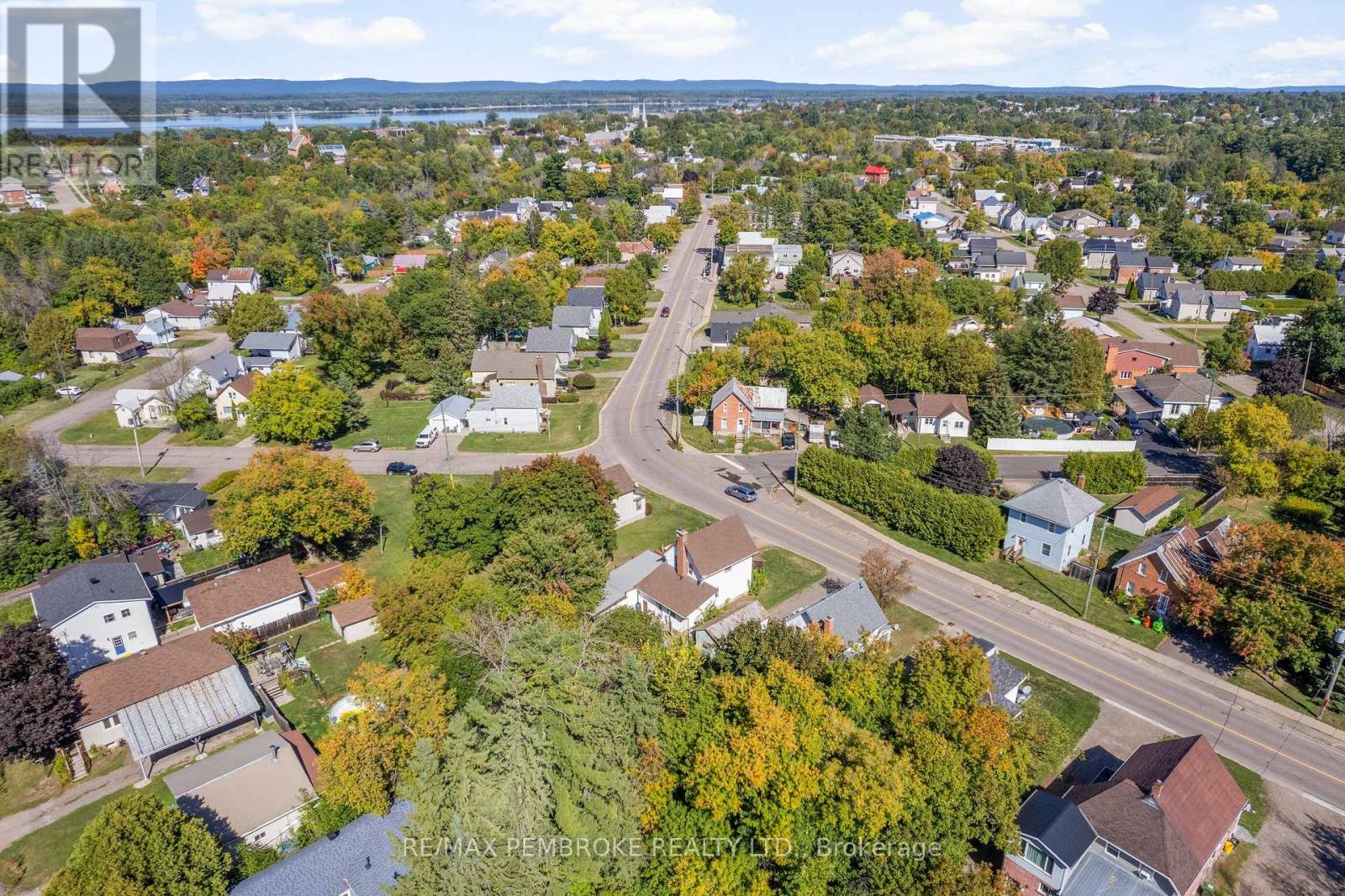 570 Eganville Road, Pembroke, Ontario K8A 4E9 - Photo 9 - X12409847