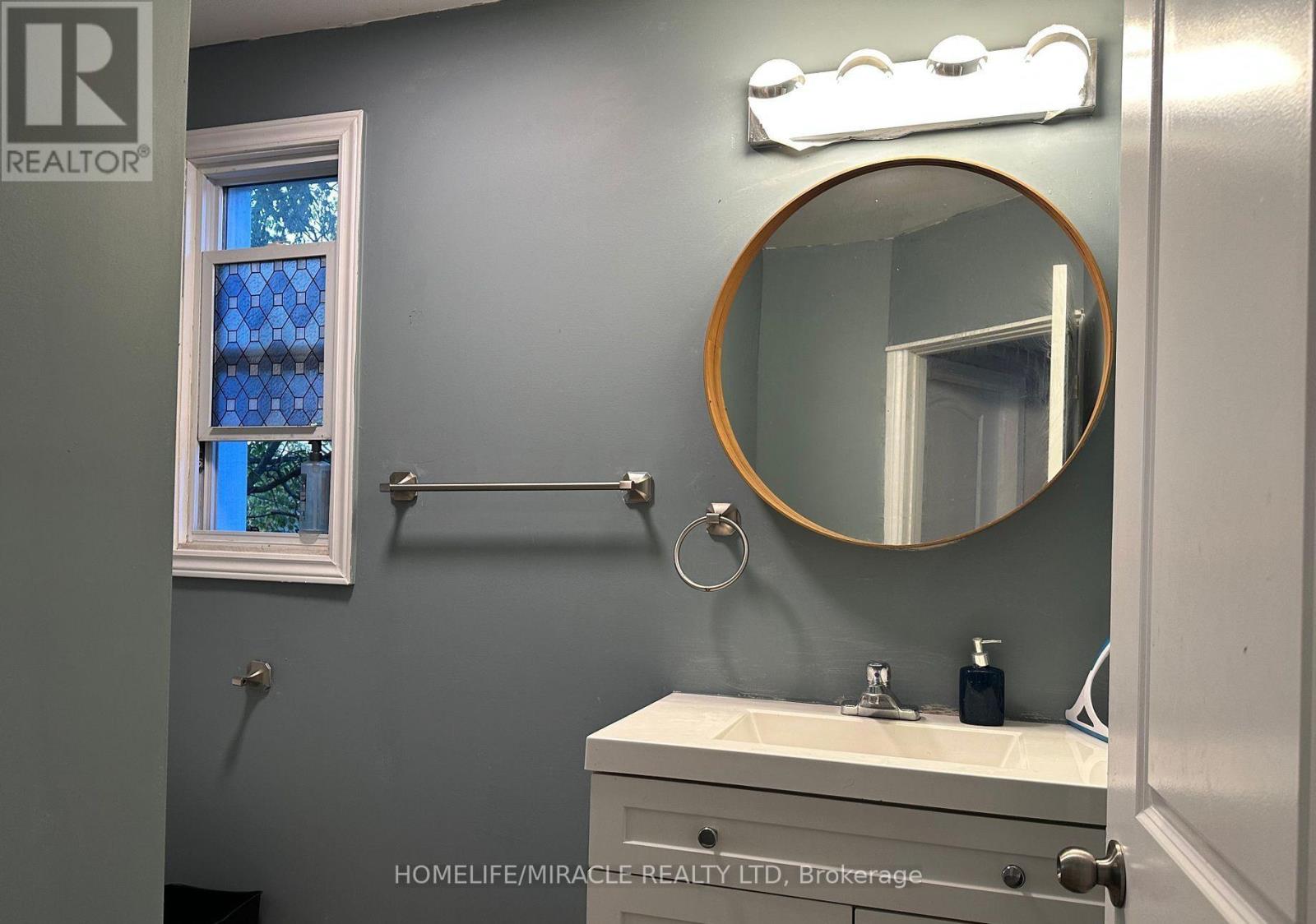 175 Burgar Street, Welland, Ontario  L3B 2T3 - Photo 4 - X12554622