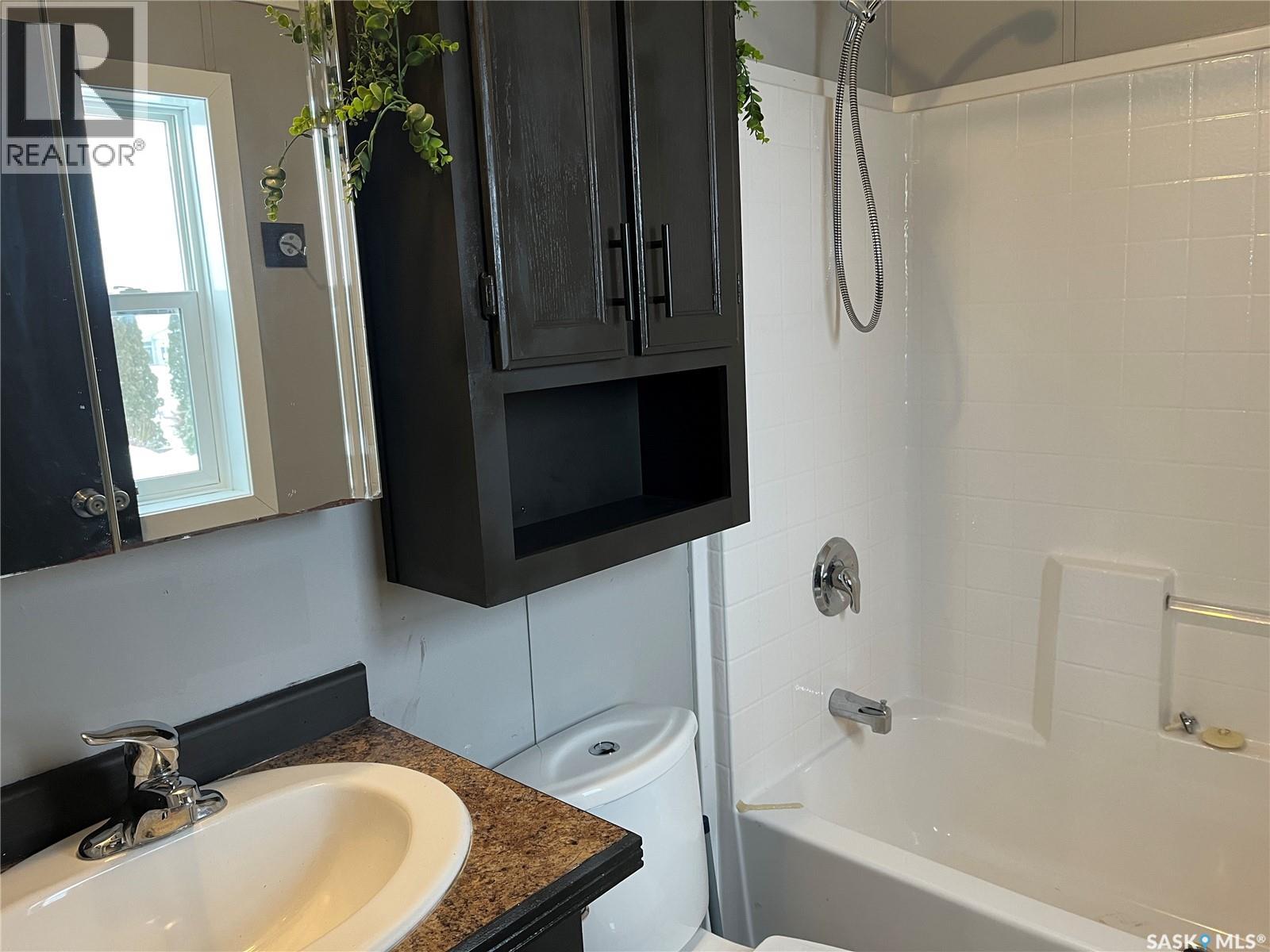 341 10th Avenue S, Weyburn, Saskatchewan  S4H 2R8 - Photo 10 - SK024249