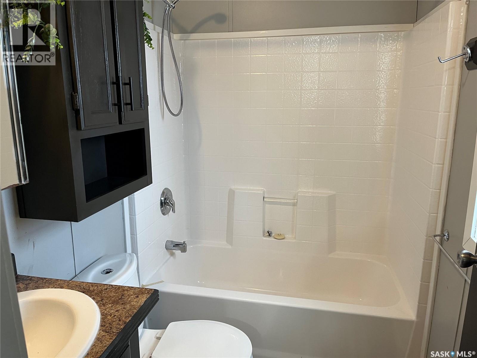 341 10th Avenue S, Weyburn, Saskatchewan  S4H 2R8 - Photo 11 - SK024249