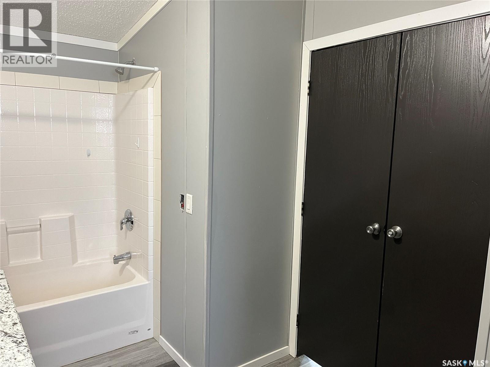 341 10th Avenue S, Weyburn, Saskatchewan  S4H 2R8 - Photo 19 - SK024249