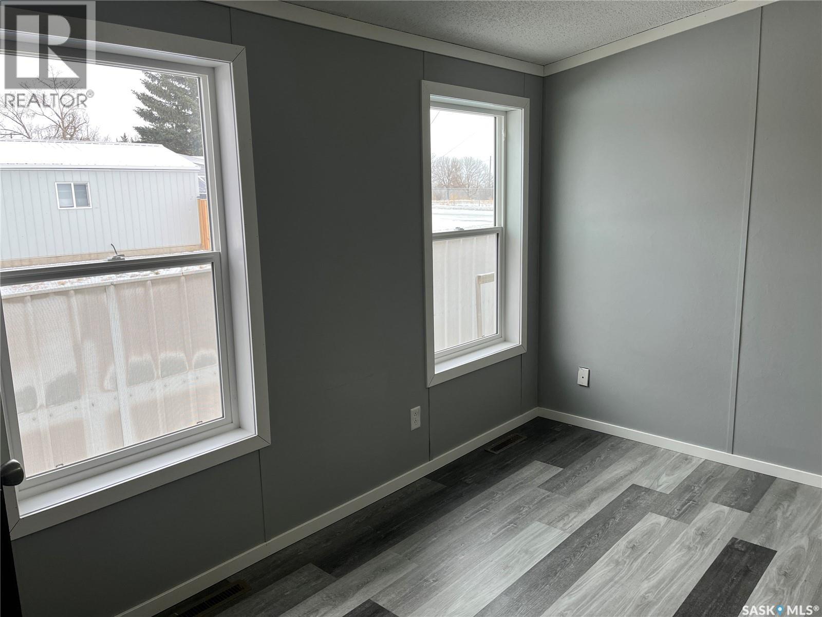 341 10th Avenue S, Weyburn, Saskatchewan  S4H 2R8 - Photo 20 - SK024249