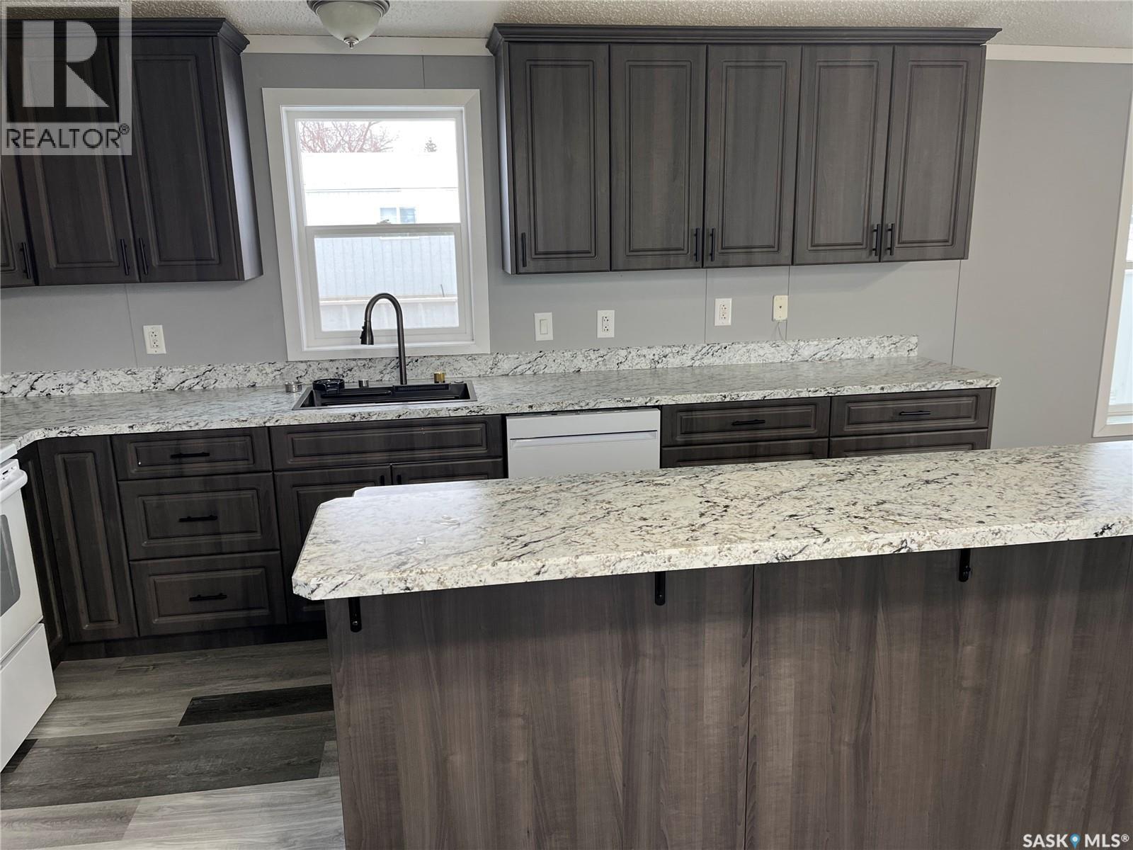 341 10th Avenue S, Weyburn, Saskatchewan  S4H 2R8 - Photo 4 - SK024249