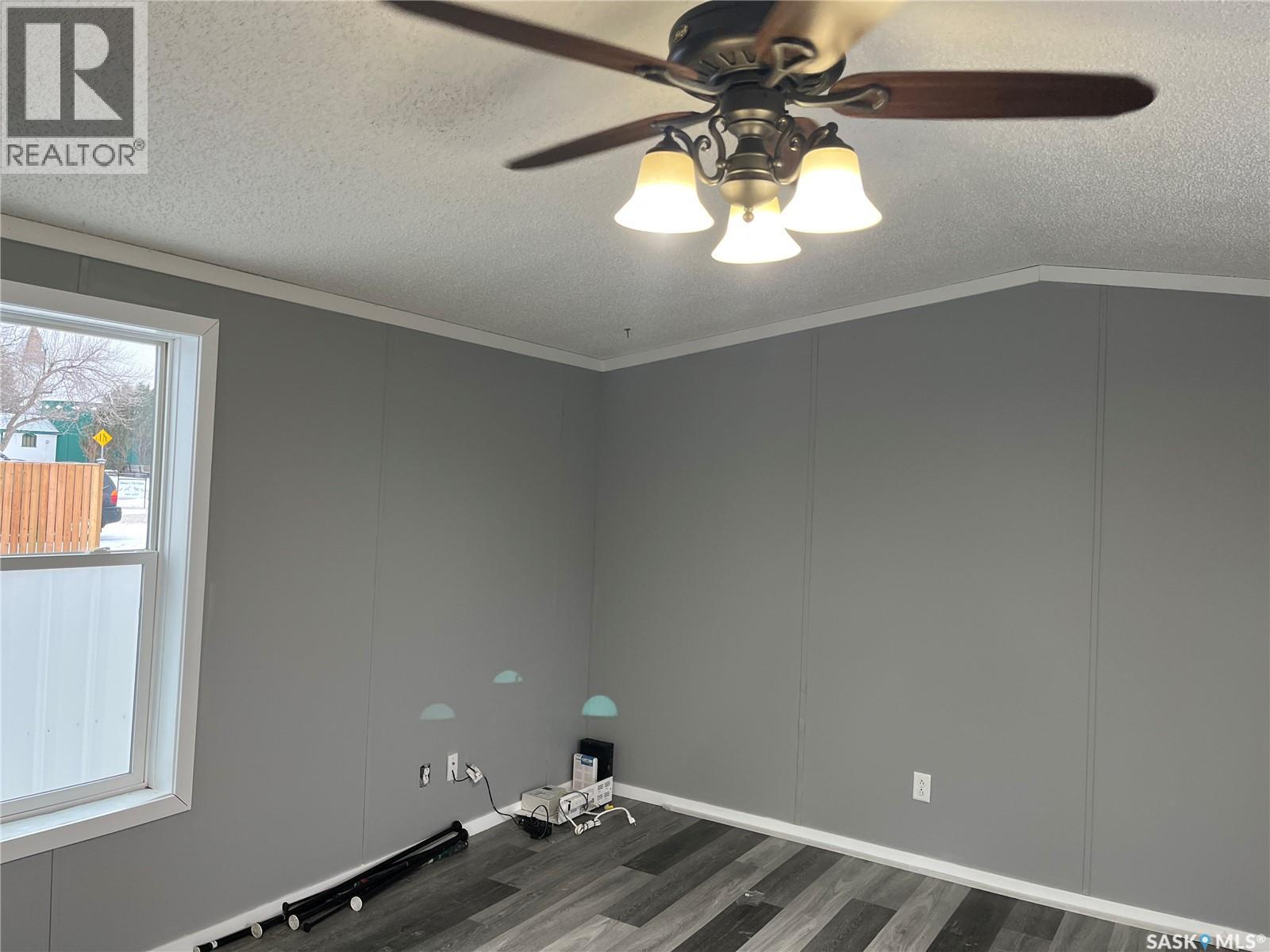 341 10th Avenue S, Weyburn, Saskatchewan  S4H 2R8 - Photo 5 - SK024249