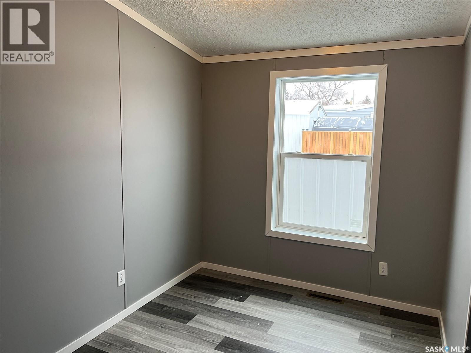 341 10th Avenue S, Weyburn, Saskatchewan  S4H 2R8 - Photo 6 - SK024249