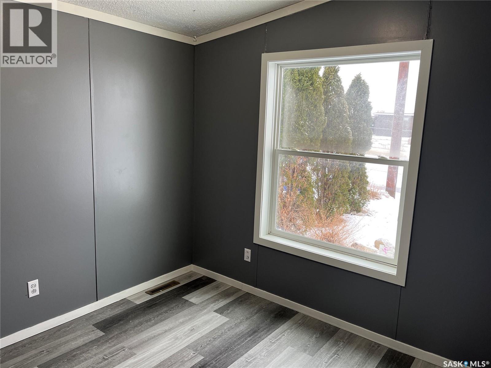 341 10th Avenue S, Weyburn, Saskatchewan  S4H 2R8 - Photo 8 - SK024249