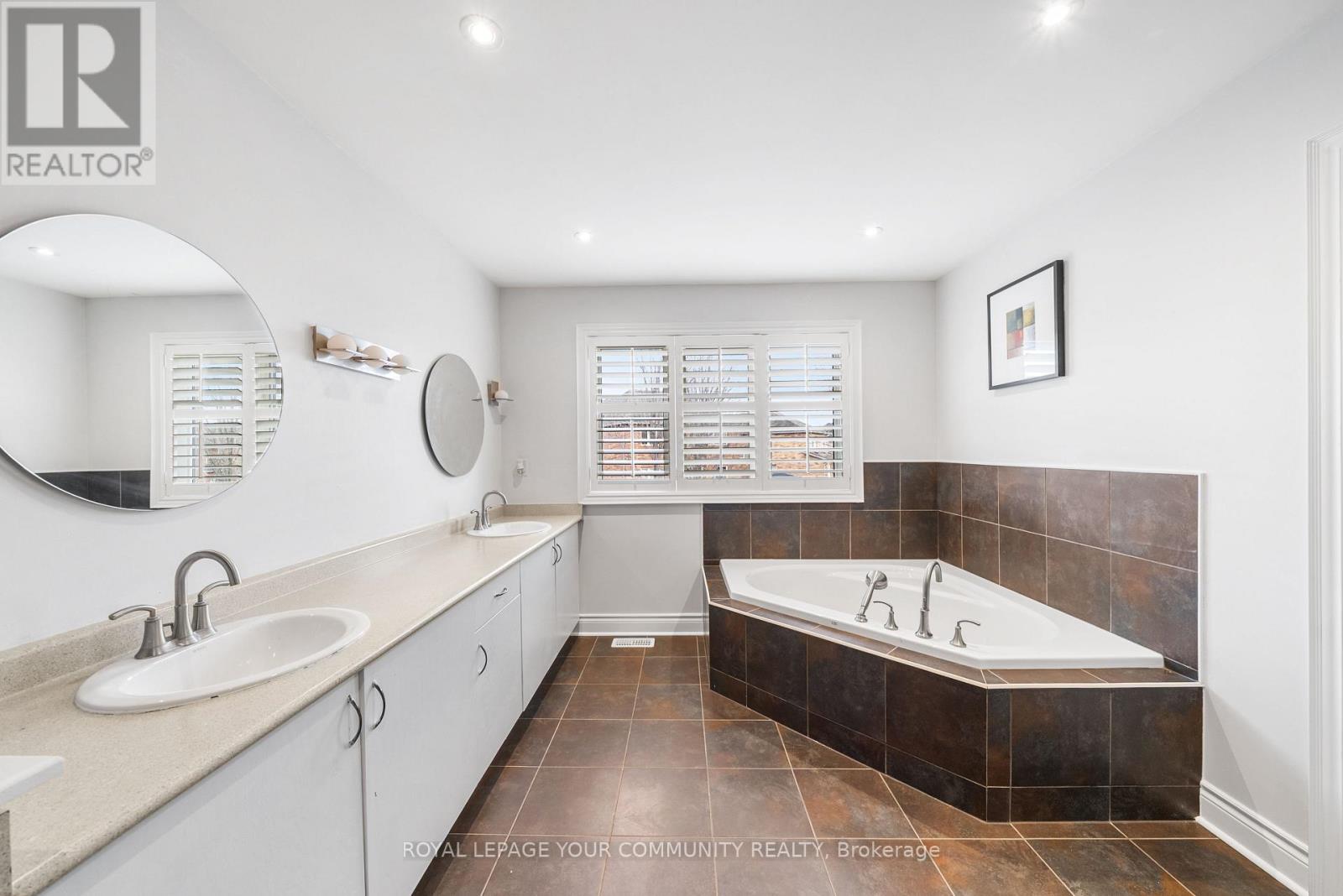 32 Downy Emerald Drive, Bradford West Gwillimbury, Ontario  L3Z 0E8 - Photo 31 - N12554900