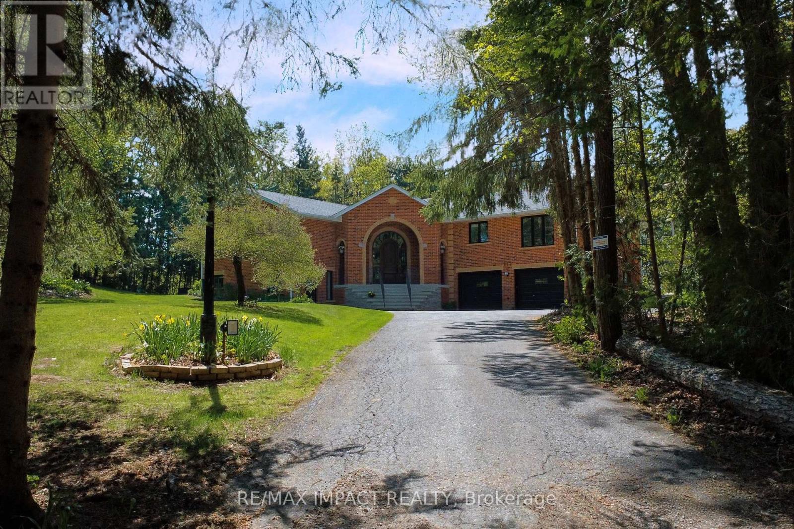 215 RAGLAN ROAD W, Oshawa, Ontario